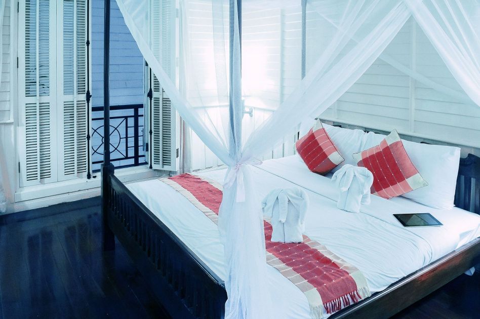Hotelbett mit hygienisch sauberer Bettwäsche