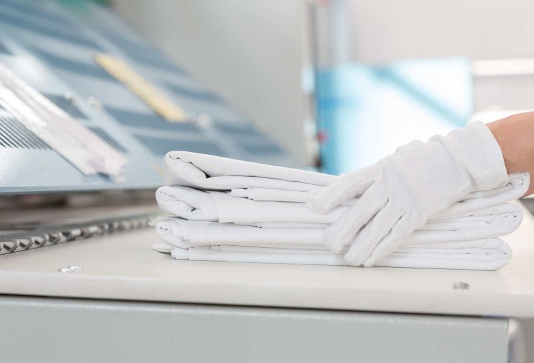 Weiße Flachwäsche, weiße Handschuhe - hygienisch reine Textilien