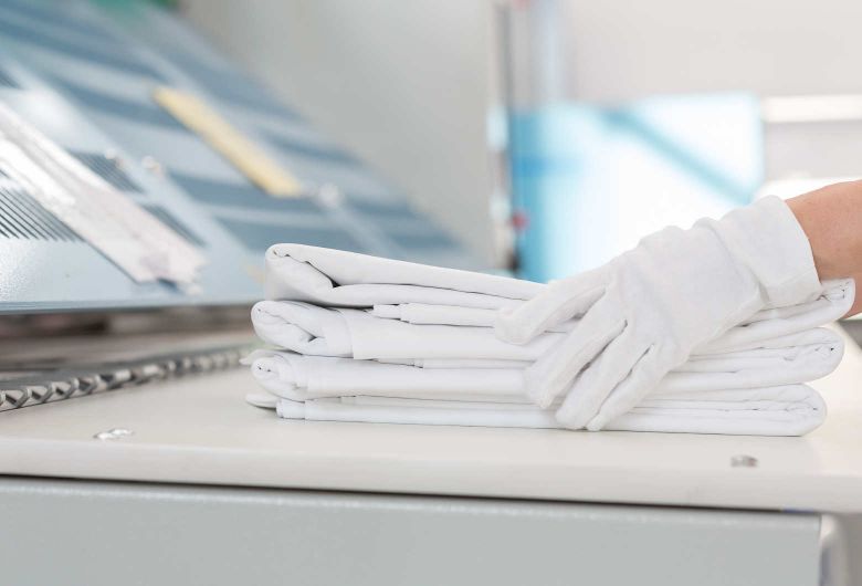 Weiße Flachwäsche, weiße Handschuhe - hygienisch reine Textilien