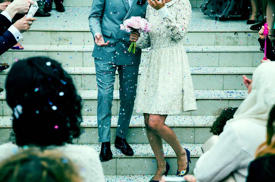 Hochzeitspaar mit Hochzeits-Anzug und Hochzeits-Kleid