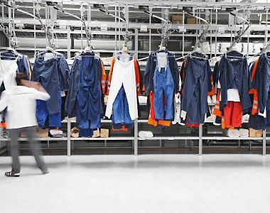 Arbeitskleidung in einer Wäscherei