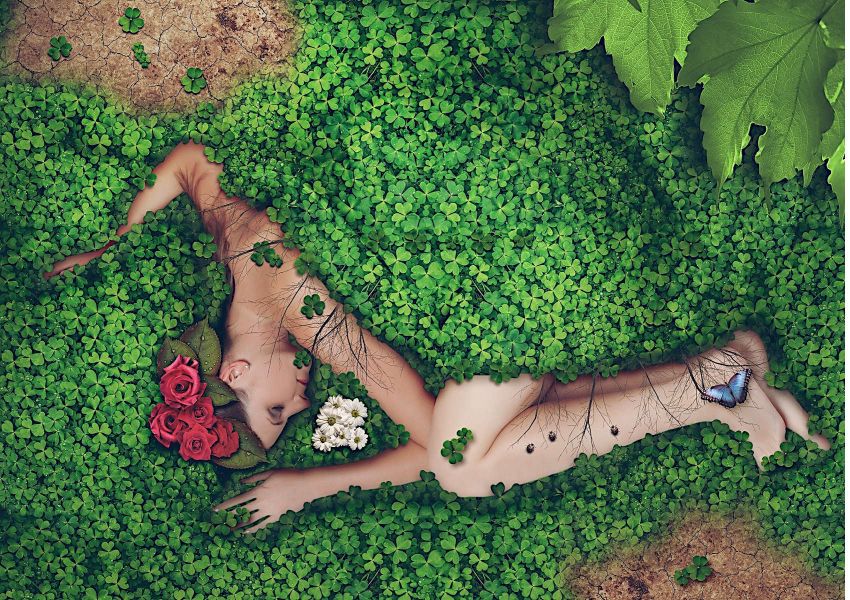 Frau liegt träumend im grünen Klee - Natur