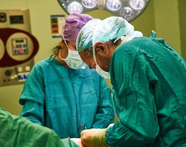 OP-Ärzte mit medizinischer Arbeitskleidung