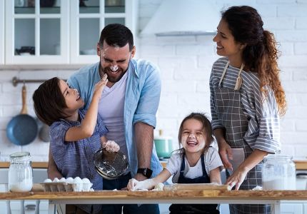 Familie: Zwei Kinder, Vater, Mutter